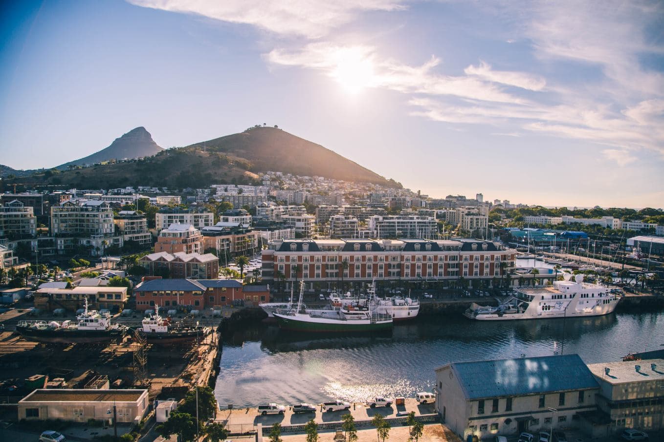 Uitzicht op het Cape Grace hotel en een stuk van het Victoria en Alfred Waterfront in Kaapstad met Signal Hill op de achtergrond