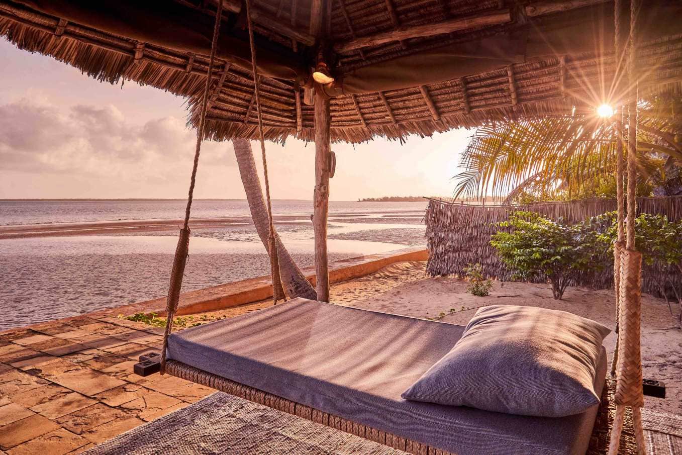 Schommelbed en ondergaande zon bij Manda Bay, Lamu Island African Luxury