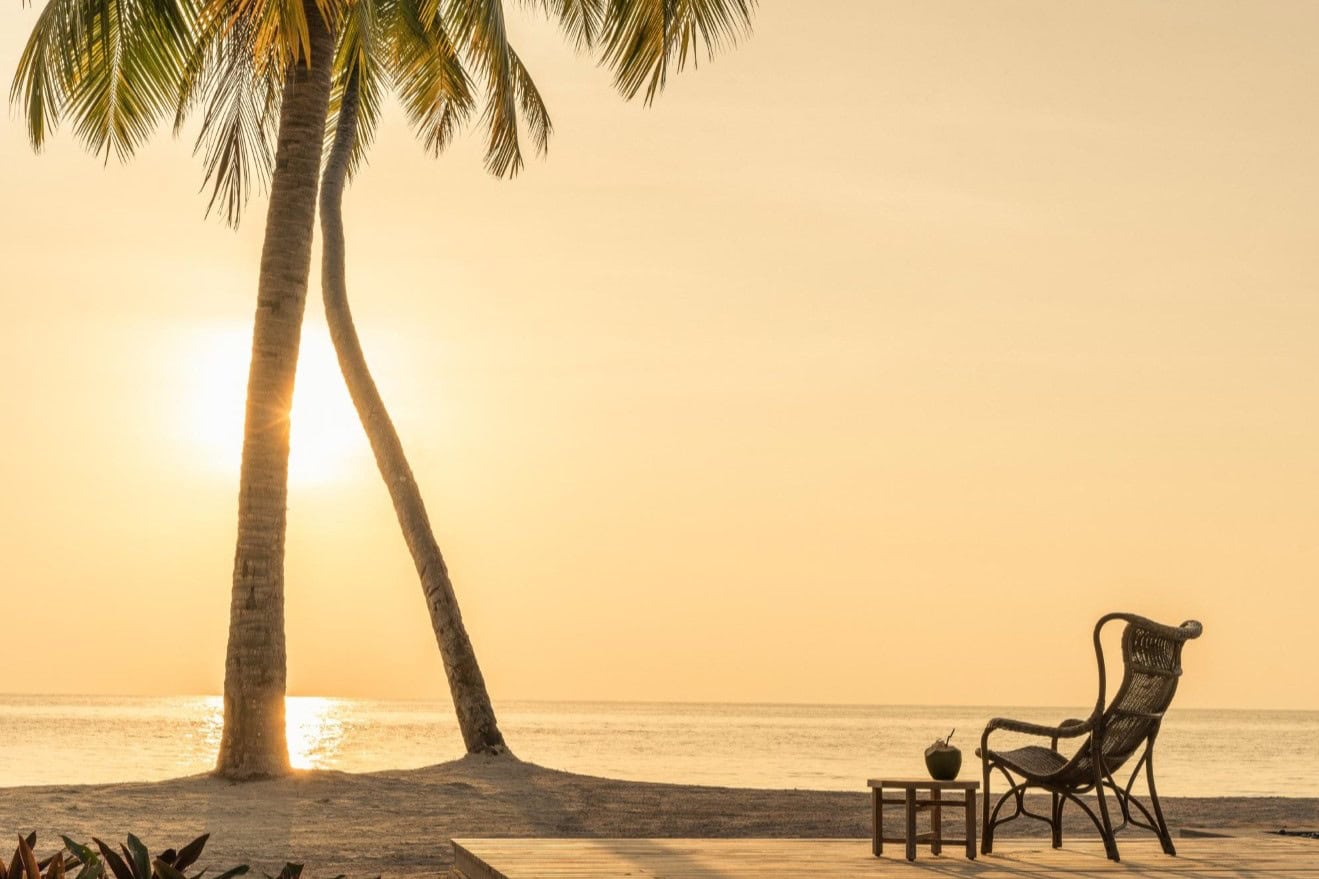 Madagaskar-Nosy Komba-idyllisch en verlaten strand met palmbomen en ondergaande zon