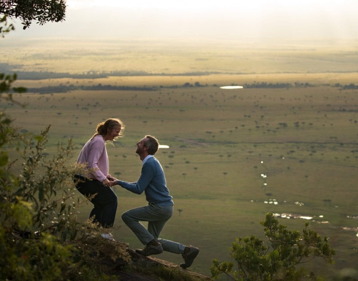 Man gaat door de knieën om vrouw een aanzoek te doen in de Masai Mara, Kenia