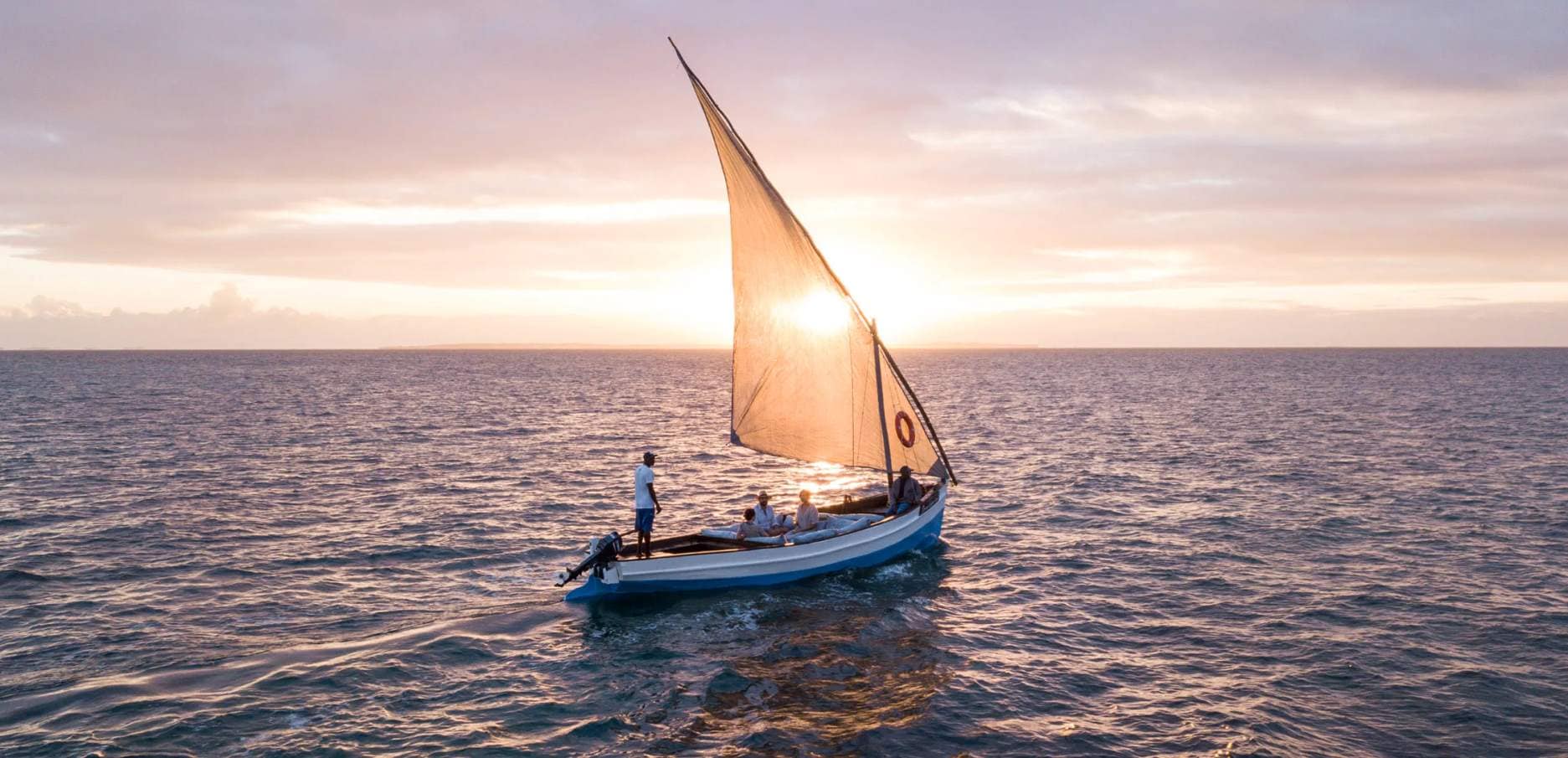 Dhow Cruise over de Indische Oceaan tegen achtergrond van ondergaande zon