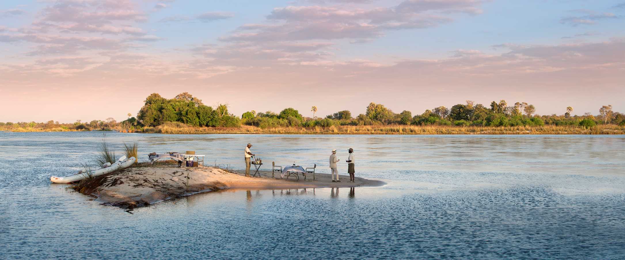 Picknicken op een zandbank in de Zambezi rivier tijdens deze drie landen safari