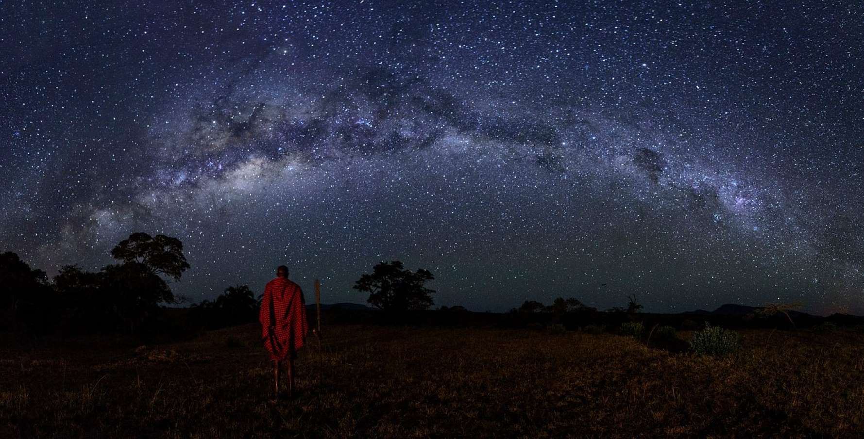 De melkweg met een Masai gehuld in de typische rode omslagdoek