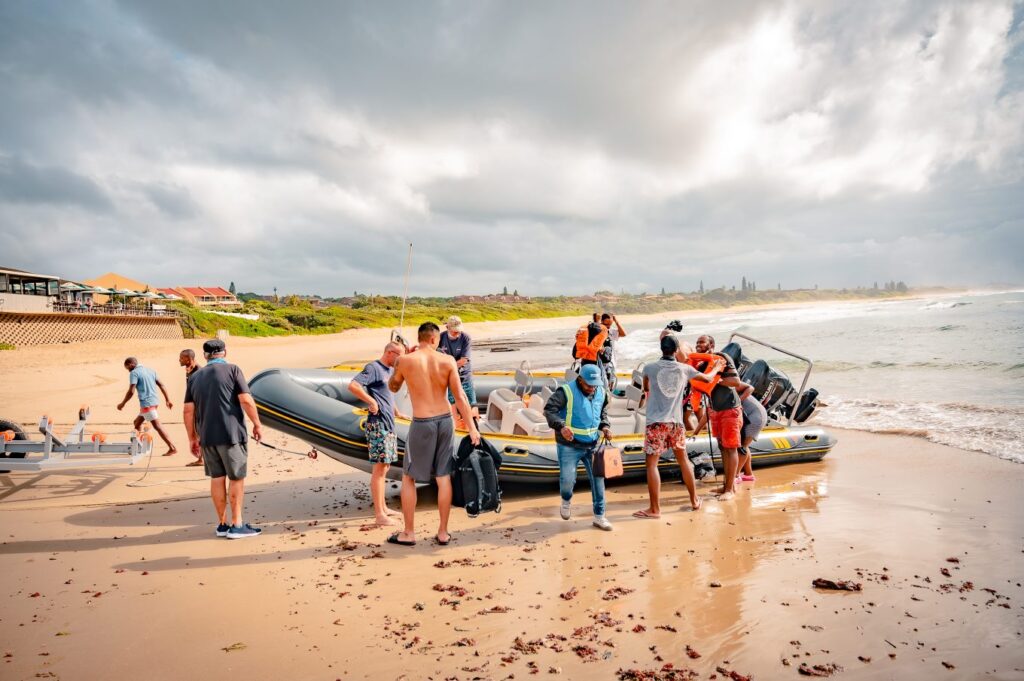 Snelle Rigid Inflatable Boot op het strand van Port Edward