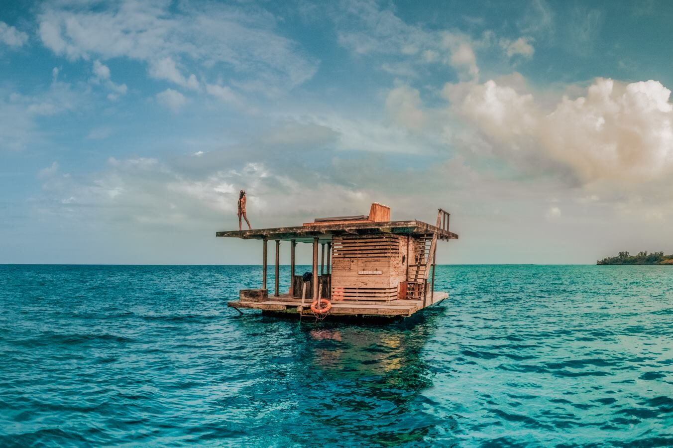 Kamer bij Manta Resort, Pemba Island, Tanzania die drijft op het water. De slaapkamer is effectief onderwater