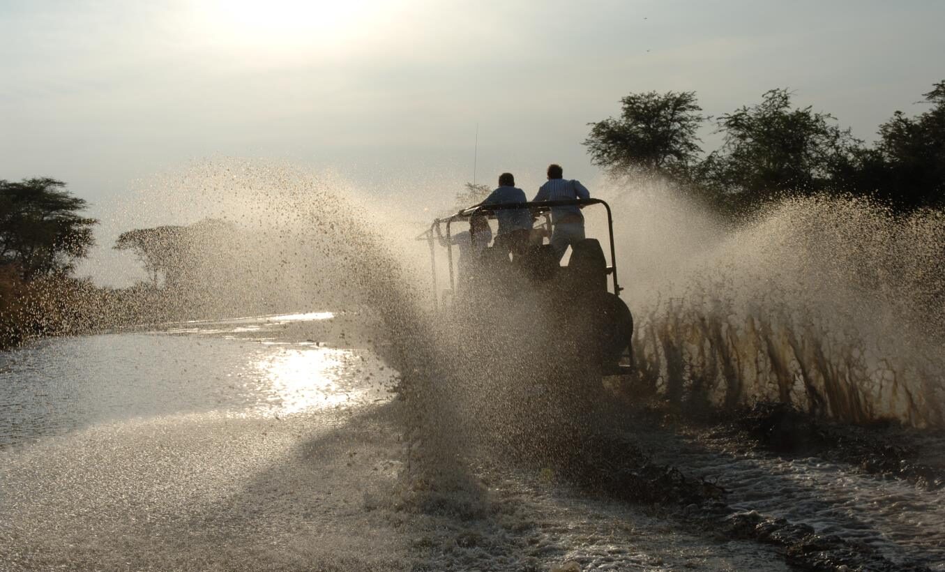 Nomad Tanzania_safari-jeep met hoogopspattend water_african luxury