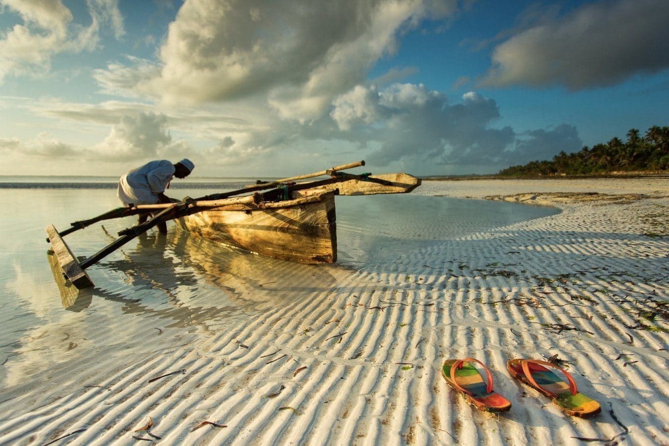 Lokale visser van Pemba Island prepareert zijn traditionele vissersboot.